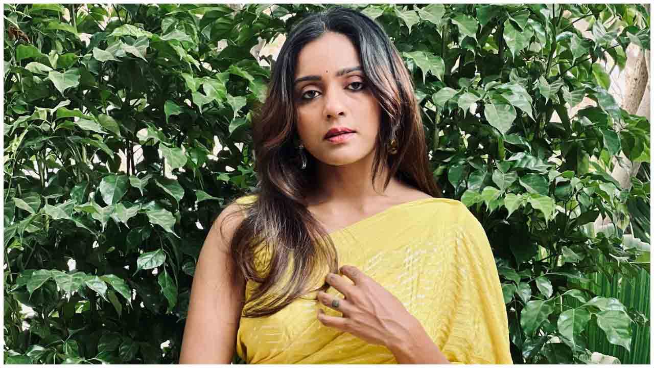 Vithika Sheru | మత్తెక్కించే చూపులతో గాలం వేస్తున్న వితికా షేరు..