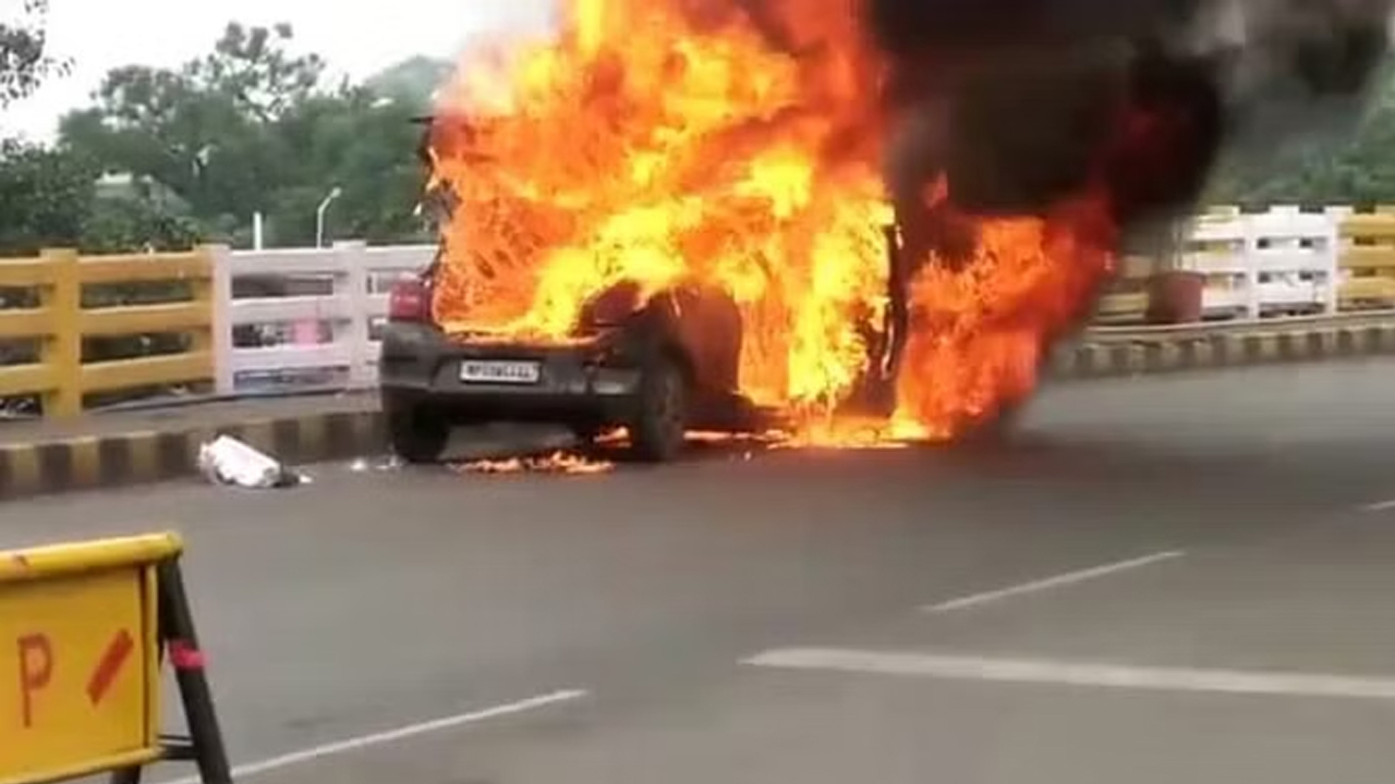 Volvo C40 | వోల్వో సీ40 లగ్జరీకారులో మంటలు..!