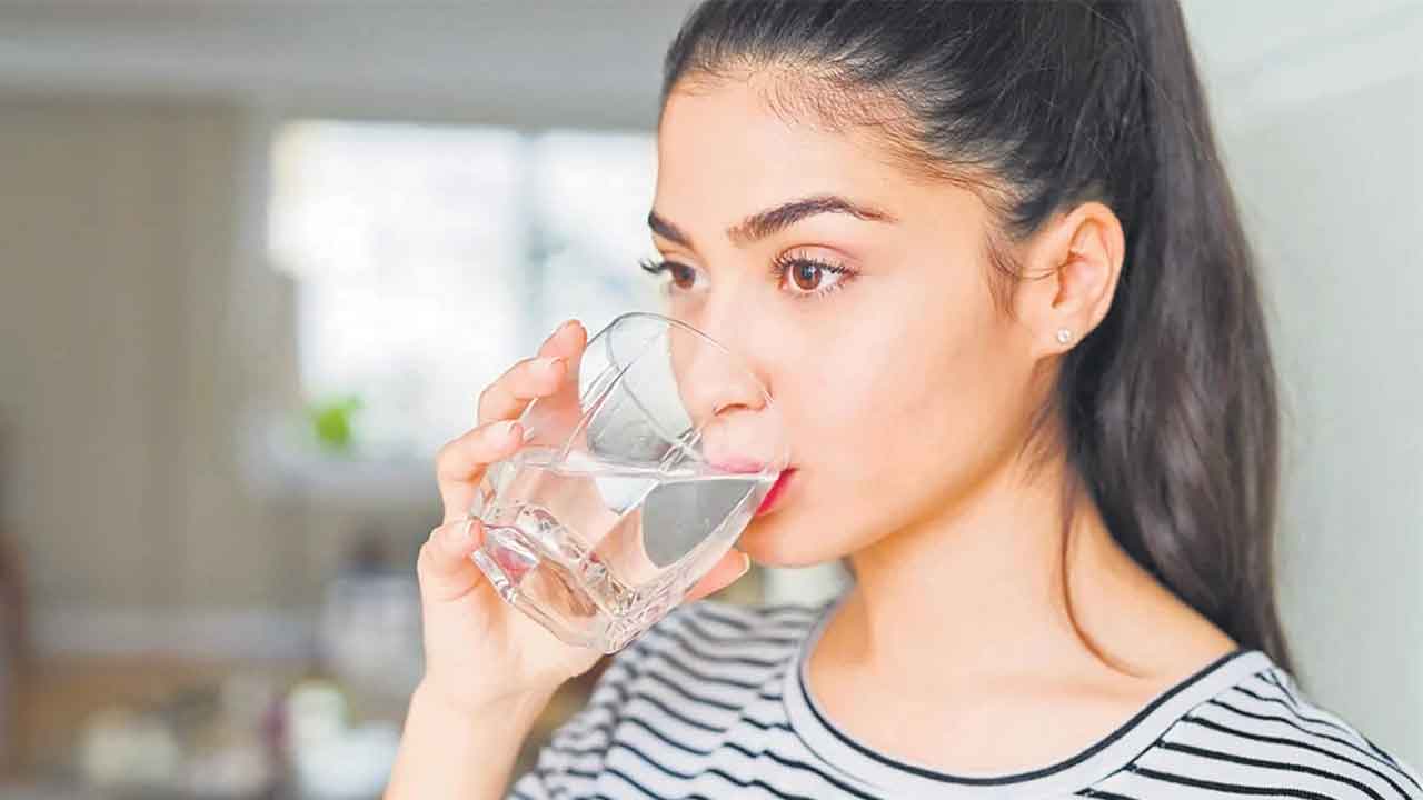 Hot Water | వాతావరణంతో సంబంధం లేకుండా వేడినీళ్లు తాగితే మంచిదేనా?