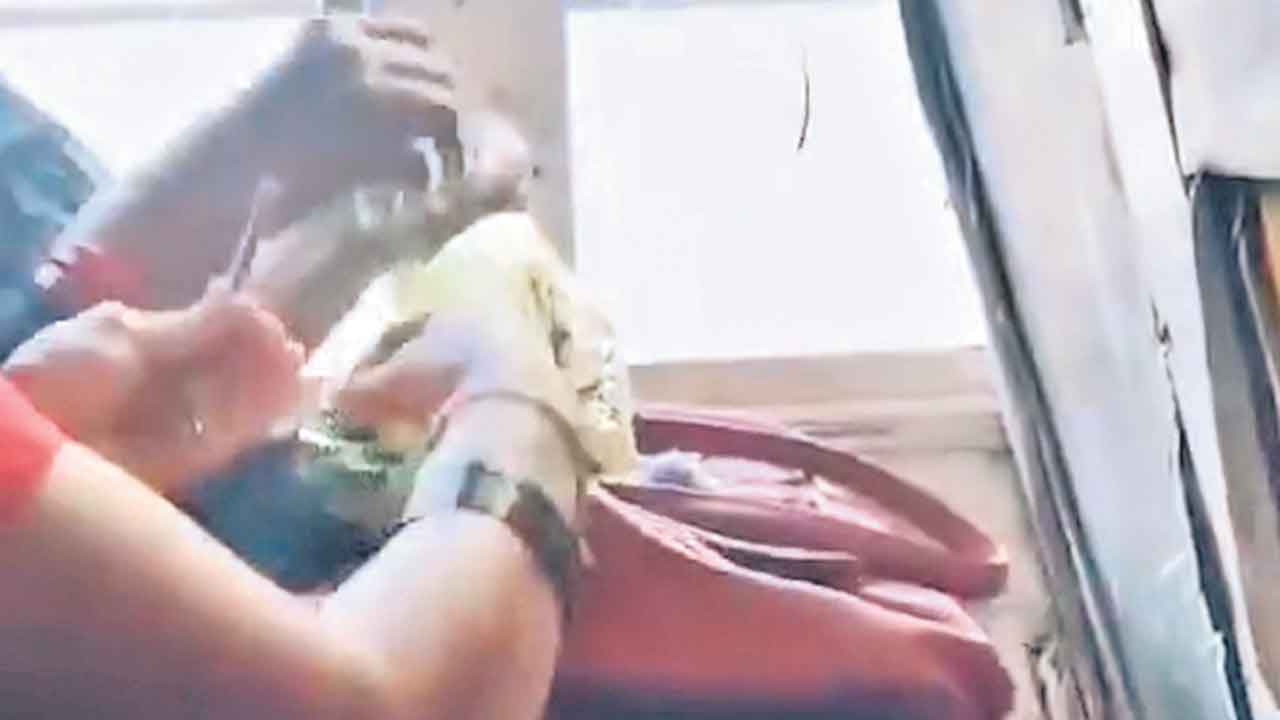 ఉచిత బస్సులో బీడీలు చుట్టిన మహిళలు