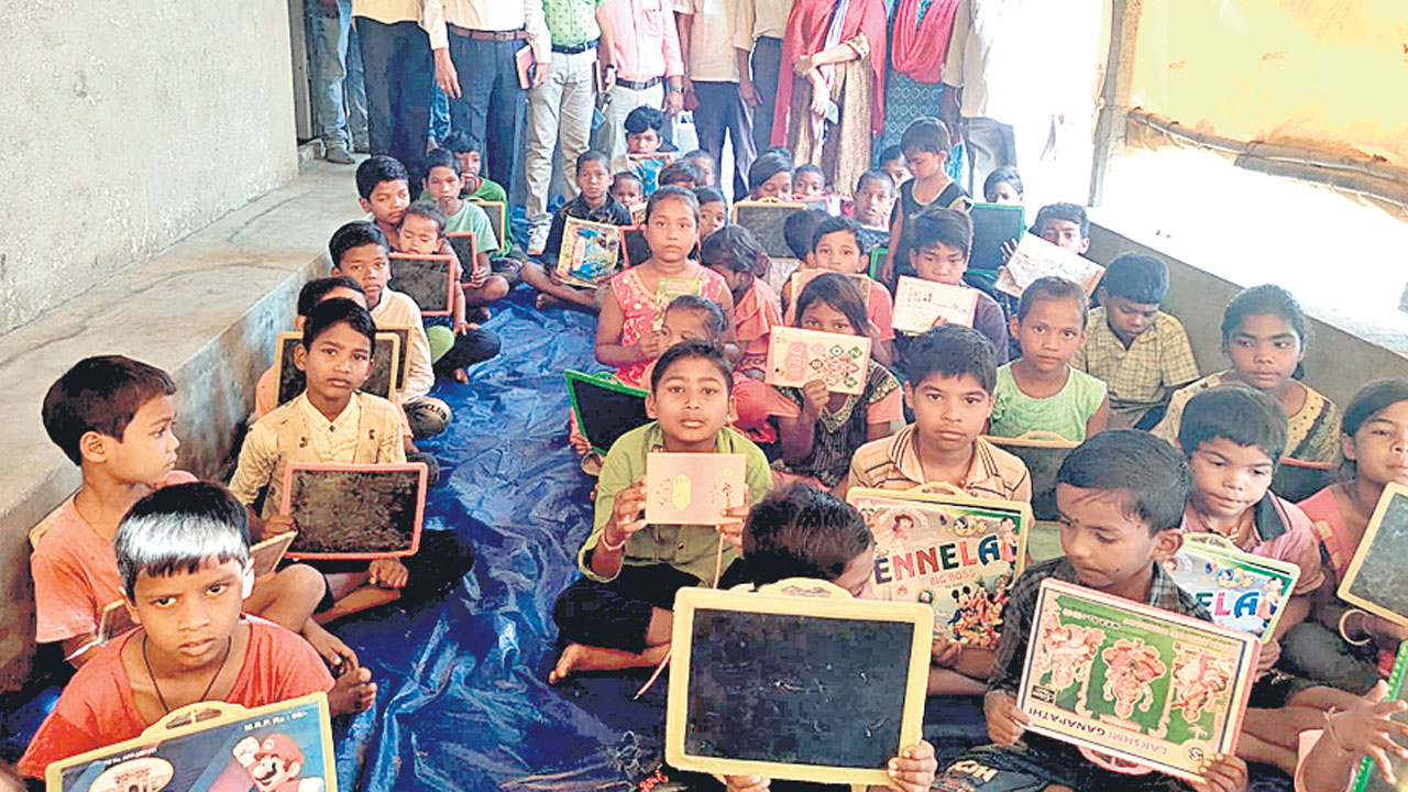 ఇటుకబట్టీల్లో వర్క్‌ సైట్‌ పాఠశాల ప్రారంభం