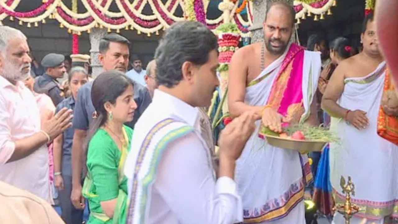 YS Jagan | తాడేపల్లిలో సంక్రాంతి వేడుకలు.. పాల్గొన్న ఏపీ సీఎం జగన్‌ దంపతులు