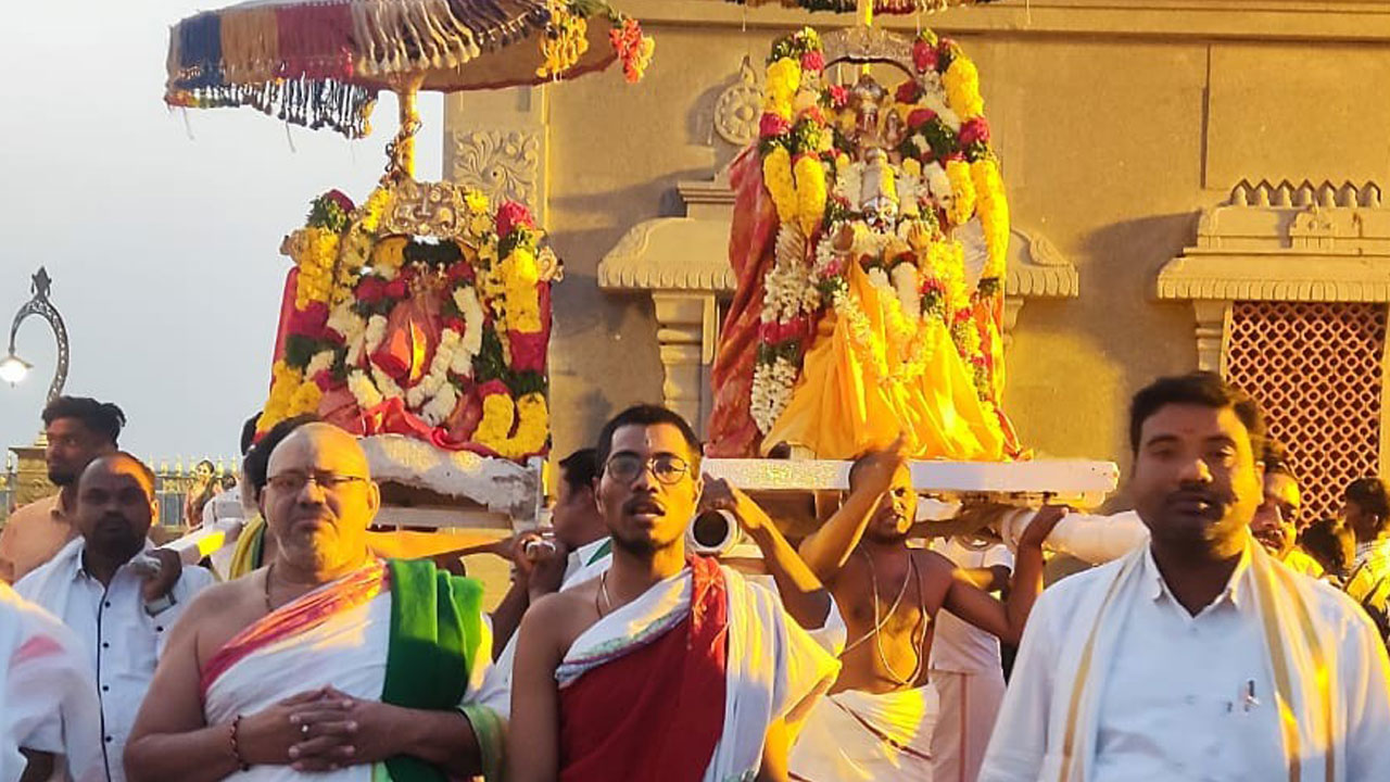 యాదగిరీశుడికి వైభవంగా తిరువీధి సేవోత్సవం