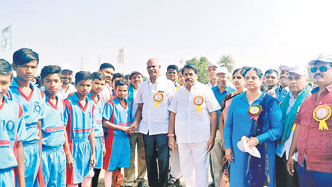 విద్యార్థుల్లో క్రీడాస్ఫూర్తి నింపాలి