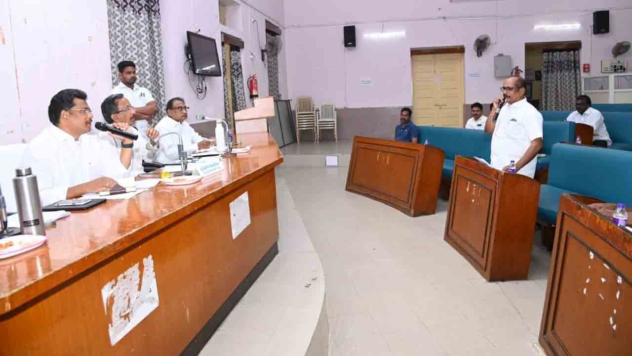 అధికారులు ప్రొటోకాల్‌ పాటించాలి