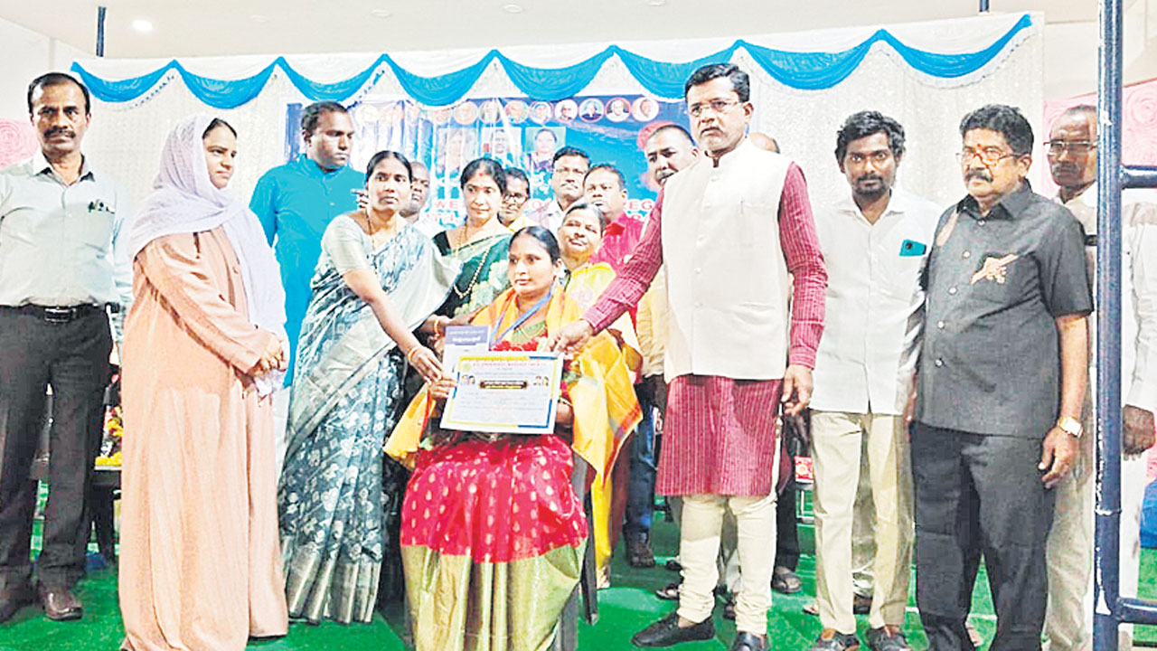 ఆదర్శమూర్తి.. సావిత్రీబాయి