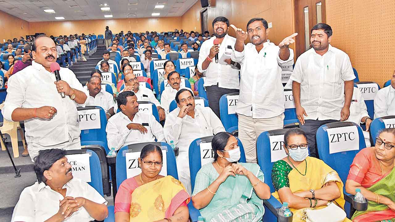 కేసీఆర్‌ పథకాలను కొనసాగించాలి