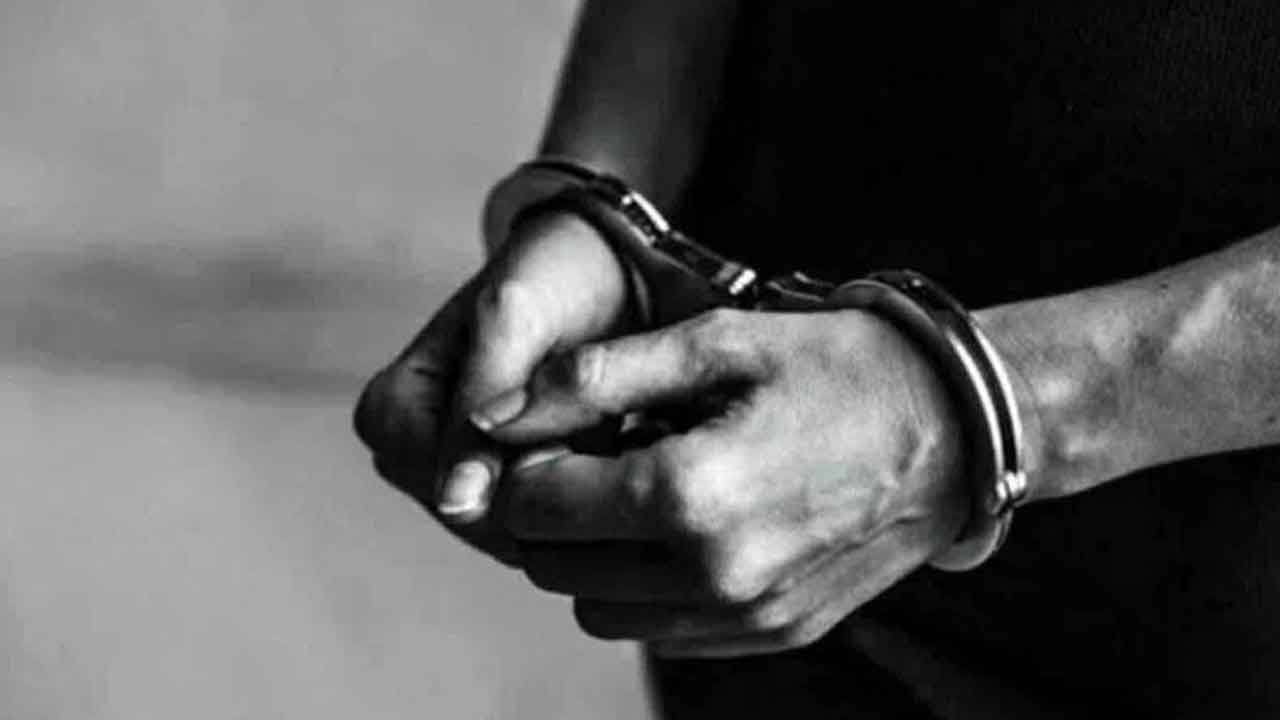 మిడ్‌ డే మీల్స్‌ కాంట్రాక్టు పేరుతో రూ.4 కోట్లు మోసం