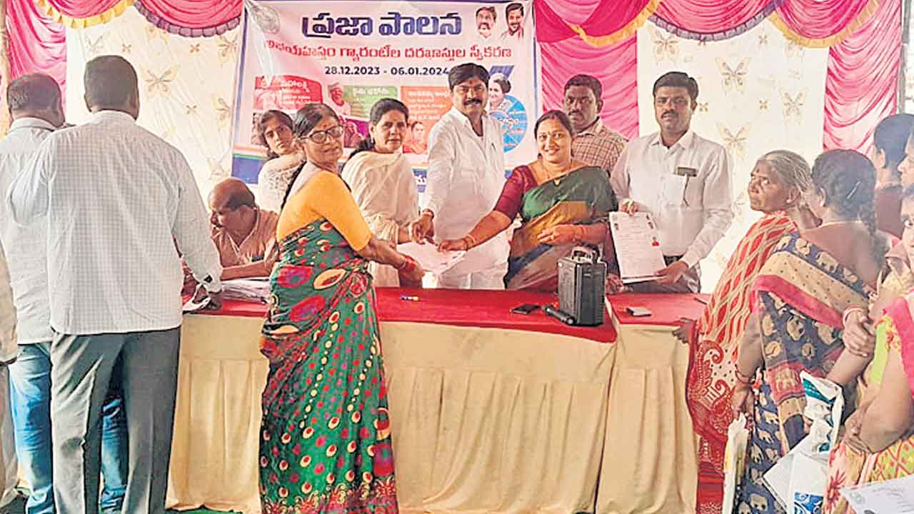 ప్రజాపాలనకు దరఖాస్తుల వెల్లువ