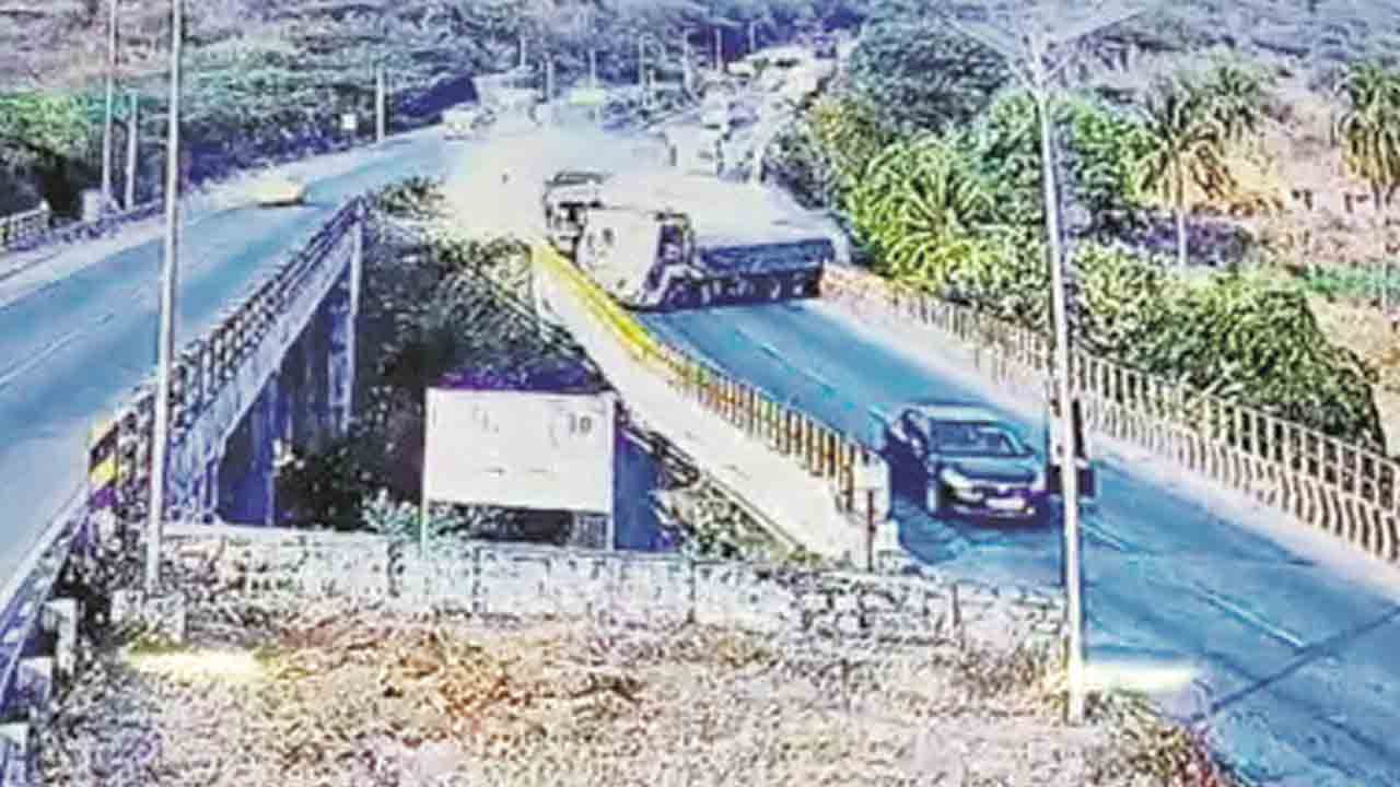 మూడు ట్రక్కులు.. రెండు కార్లు ఢీ