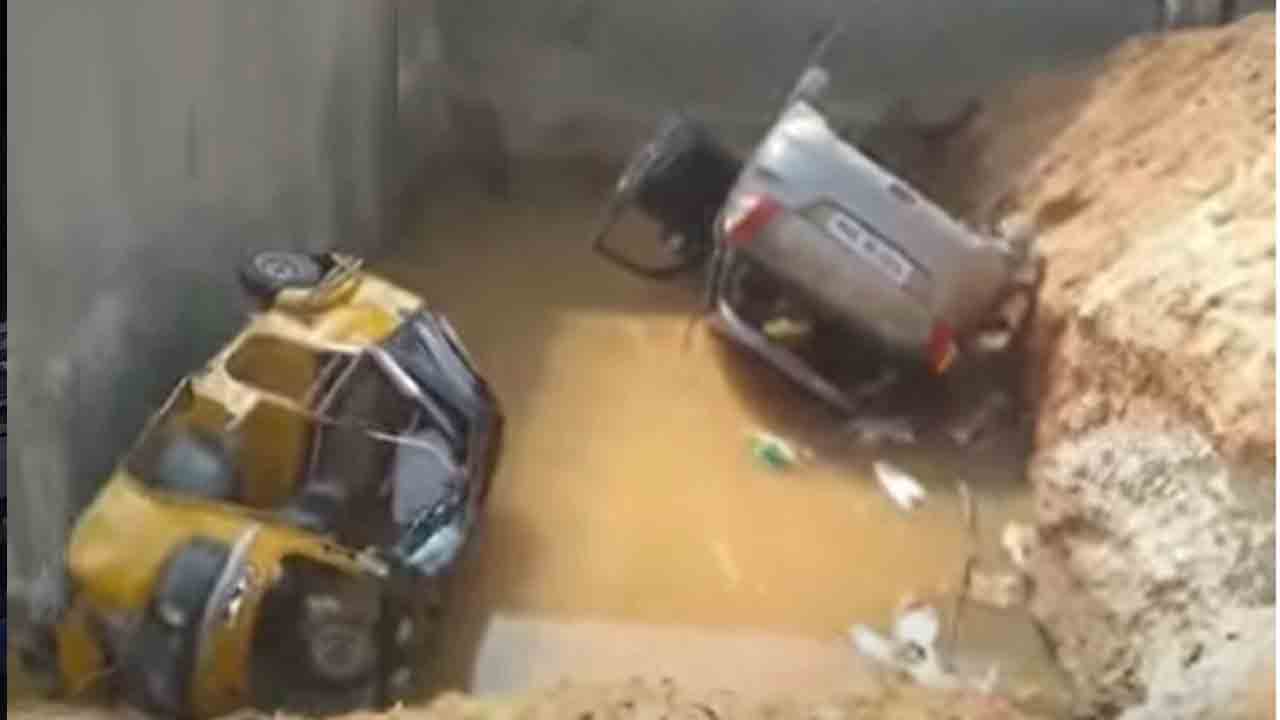 Road Accident | క‌ల్వ‌ర్టు గుంత‌లో ప‌డిన మూడు వాహ‌నాలు.. దంప‌తులు మృతి