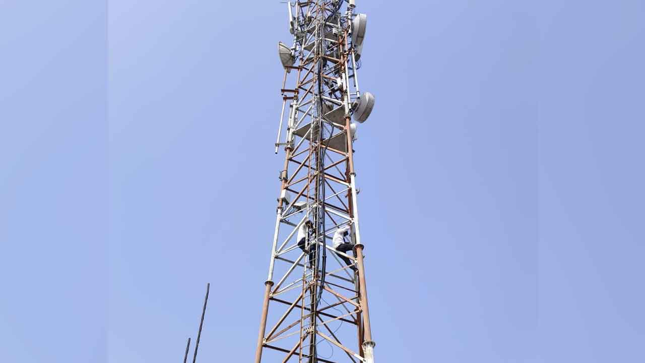 Addanaki Dayakar | అద్దంకి దయాకర్‌కు మద్దతుగా సెల్‌టవర్‌ ఎక్కి నిరసన