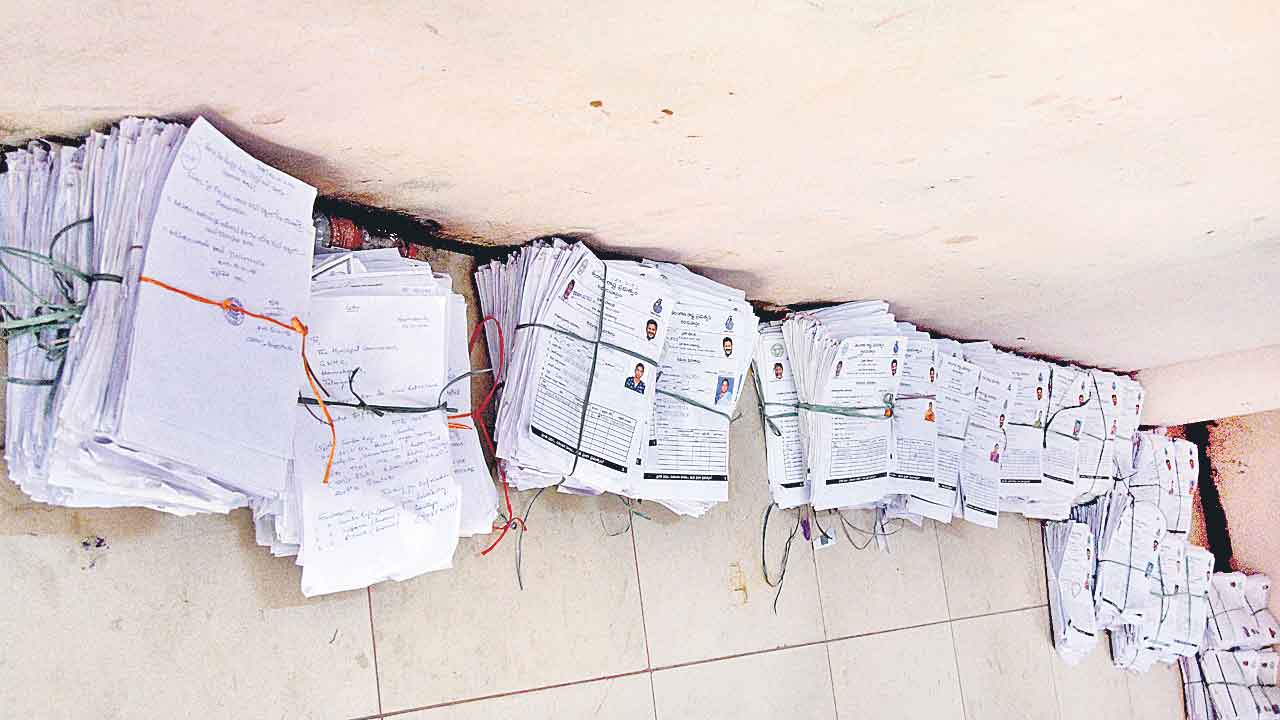 Prajapalana | ‘ప్రజాపాలన’పై అంతులేని నిర్లక్ష్యం.. మర్లంపేట గ్యారెంటీ దరఖాస్తుల కట్ట గాయబ్‌!