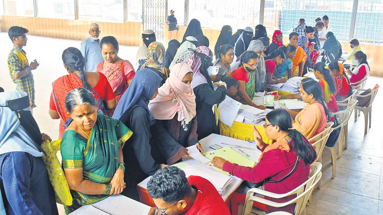 4 రోజులు 13,54,817 దరఖాస్తులు