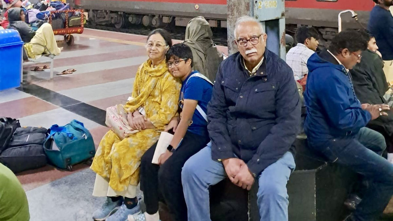 Ashok Gajapathiraju | రాజుగారి సింప్లిసిటీ.. సామాన్యుడిలా రైలు ఎక్కి వెళ్లిన అశోక్‌ గజపతి రాజు!