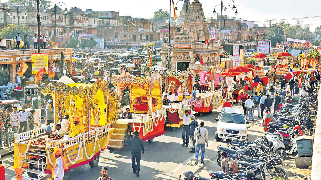 Ayodhya Ram Mandir | రాములోరిపై కానుకల వర్షం.. దేశ విదేశాల నుంచి అయోధ్యకు పెద్ద ఎత్తున బహుమతులు