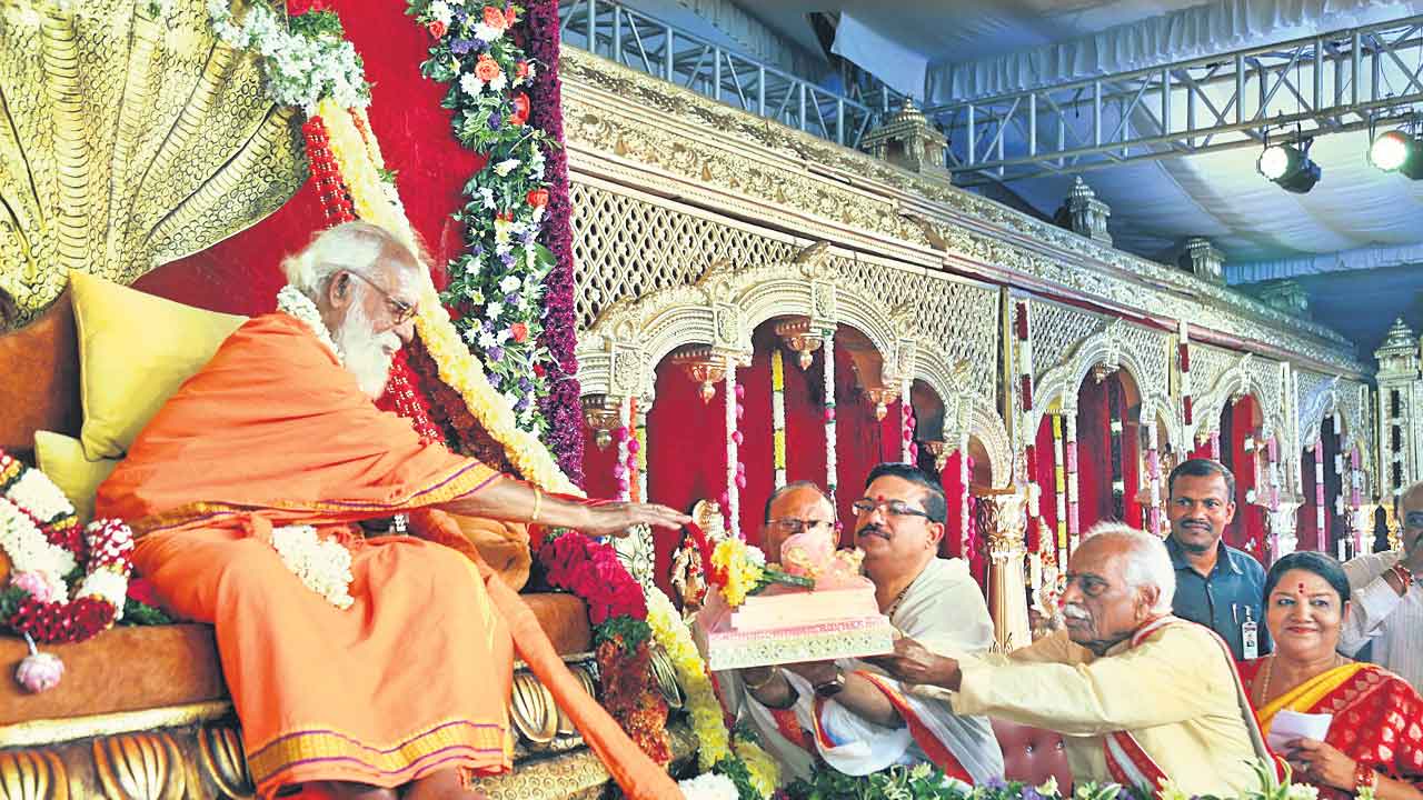 ప్రత్యాంగిరా మహాయాగంలో దత్తాత్రేయ