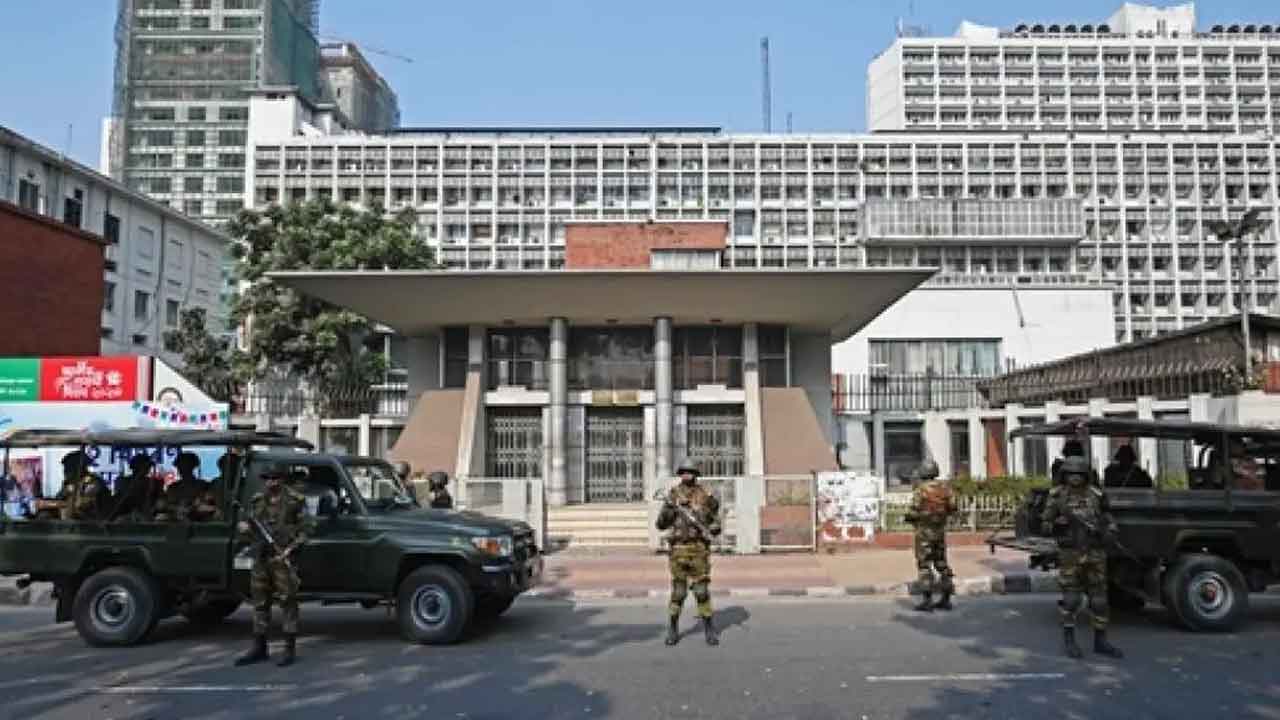 బంగ్లాదేశ్‌లో పోలింగ్‌ కేంద్రాలకు నిప్పు