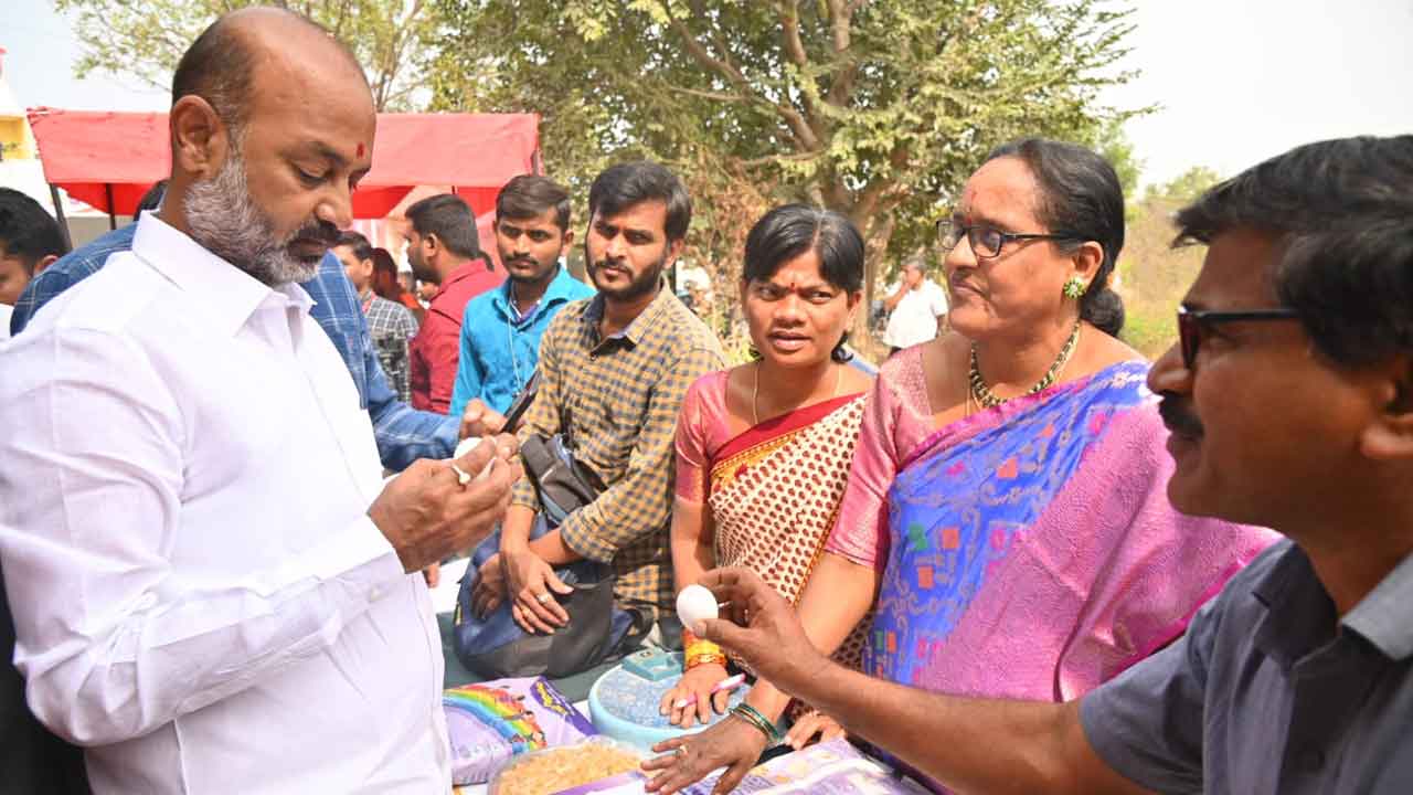 Six guarantees | ఆరు గ్యారంటీలు అమలు చేయకుండా డ్రామాలెందుకు ? : బండి సంజయ్‌