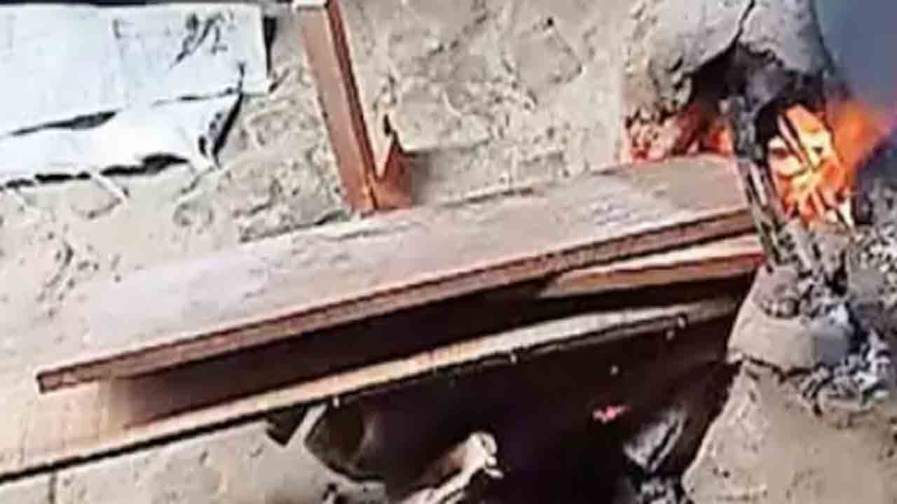 mid-day meals | స్కూల్‌ బెంచీలతో మధ్యాహ్న భోజనం వంటకం.. వీడియో వైరల్‌