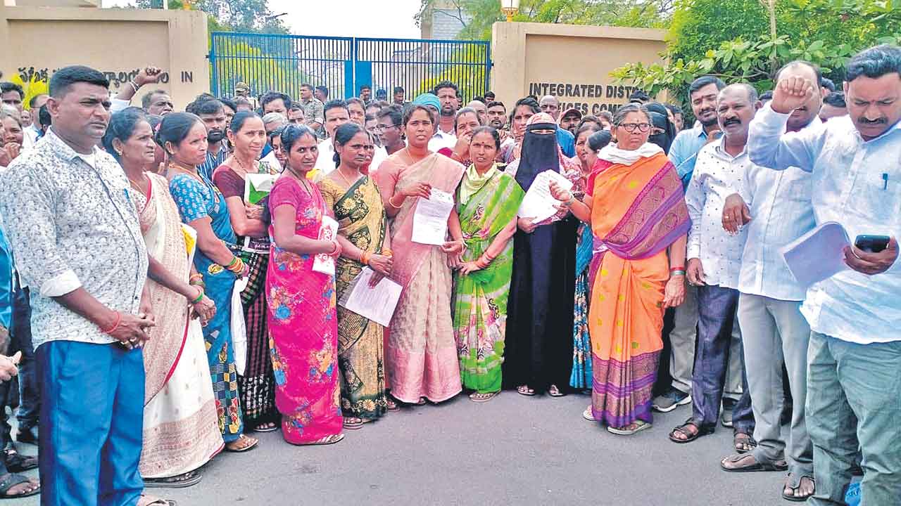 రోడ్డెక్కిన గృహలక్ష్మి లబ్ధిదారులు