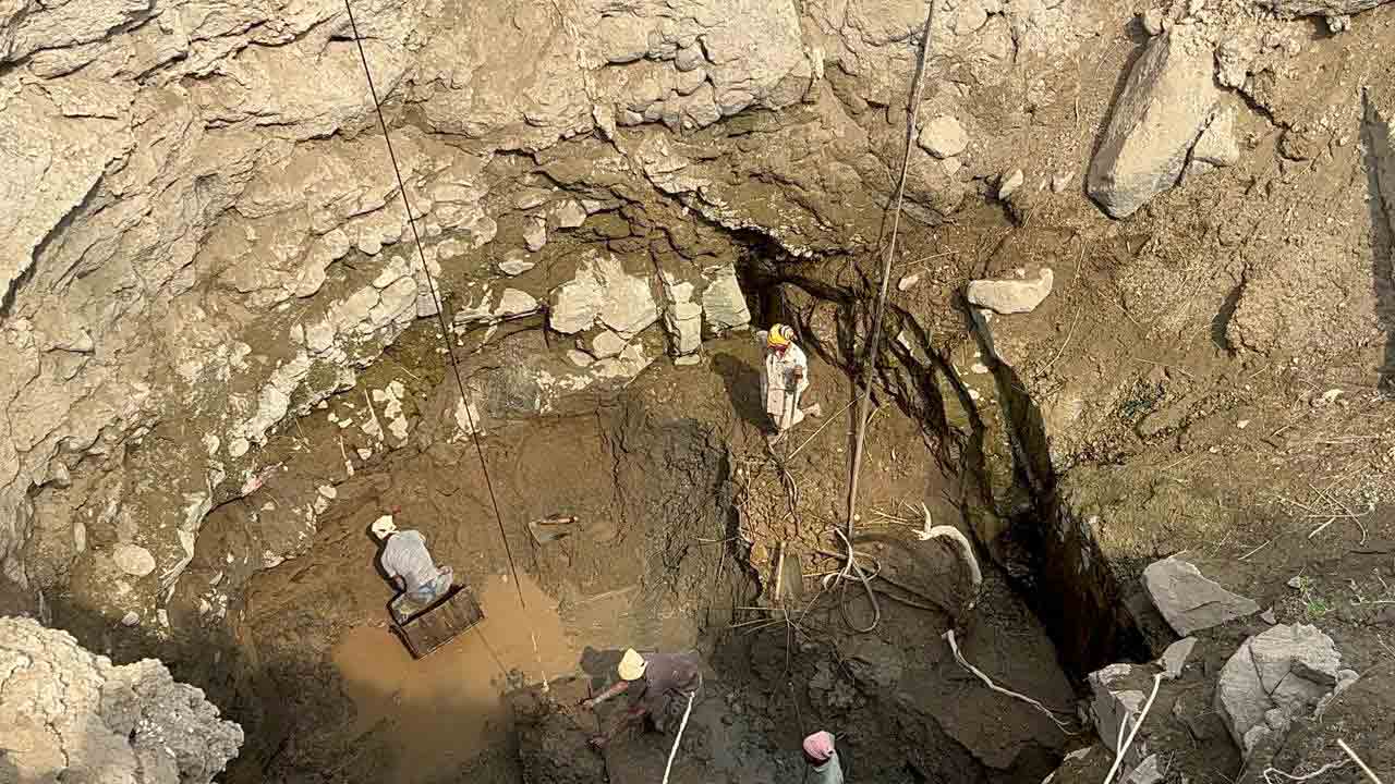 Telangana | అన్న‌దాత‌కు మ‌ళ్లీ నీటి క‌ష్టాలు.. ప్రాజెక్టుల నీళ్లు రాక రైతులు నానా అగ‌చాట్లు..