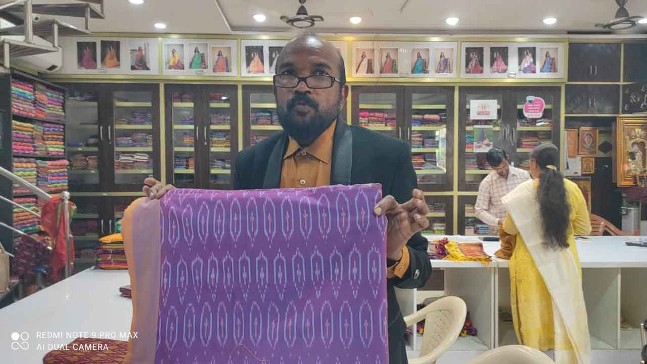 Bhudan Pochampalli | భూదాన్ పోచంపల్లి వస్త్ర దుకాణాల్లో విజిలెన్స్ అధికారుల తనిఖీలు