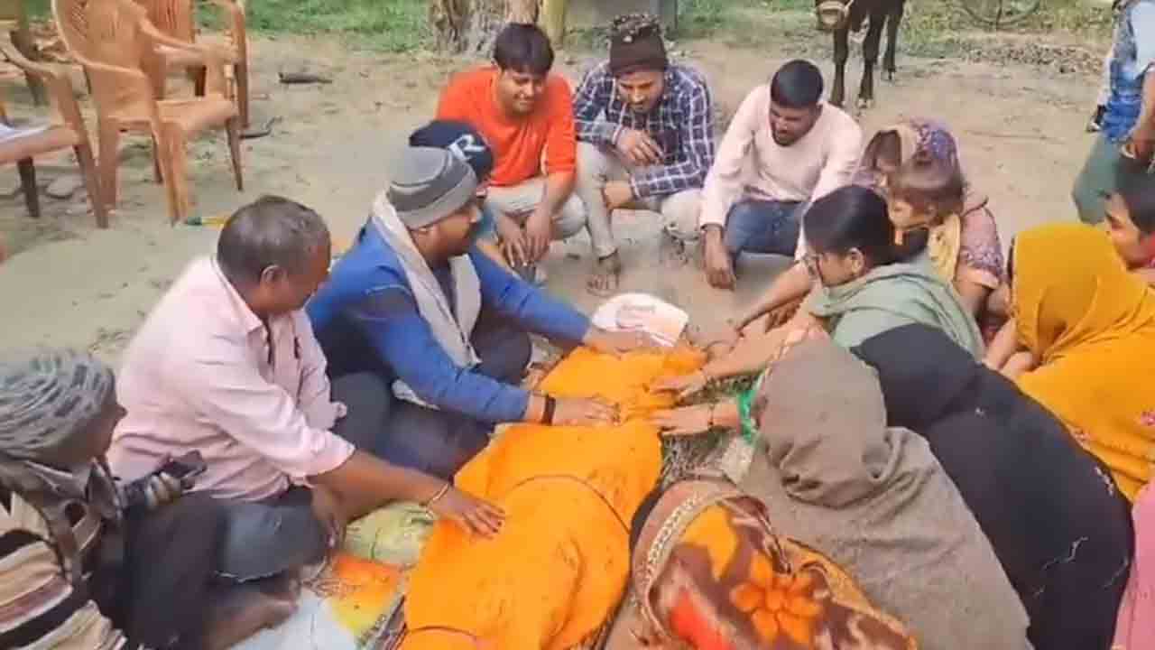 Nitish Kumar | నితీశ్ కుమార్ తీరుపై వినూత్నంగా నిరసన.. వీడియో వైరల్