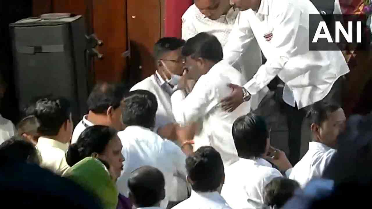 BJP MLA : పోలీసును కొట్టిన బీజేపీ ఎమ్మెల్యేపై కేసు న‌మోదు