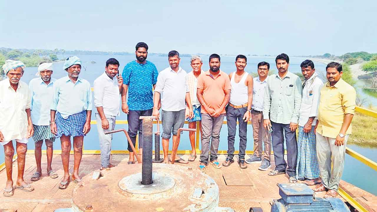 బొమ్మకూర్‌ రిజర్వాయర్‌ నుంచి నీటి విడుదల