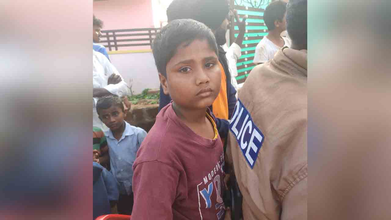 Kidnap | పెట్రోల్‌ అయిపోవ‌డంతో ఆగిన కిడ్నాప‌ర్ బైక్.. త‌ప్పించుకున్న బాలుడు