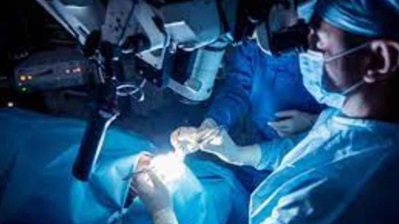 స్పృహలో ఉండగానే.. మెదడులోని కణితి తొలగింపు