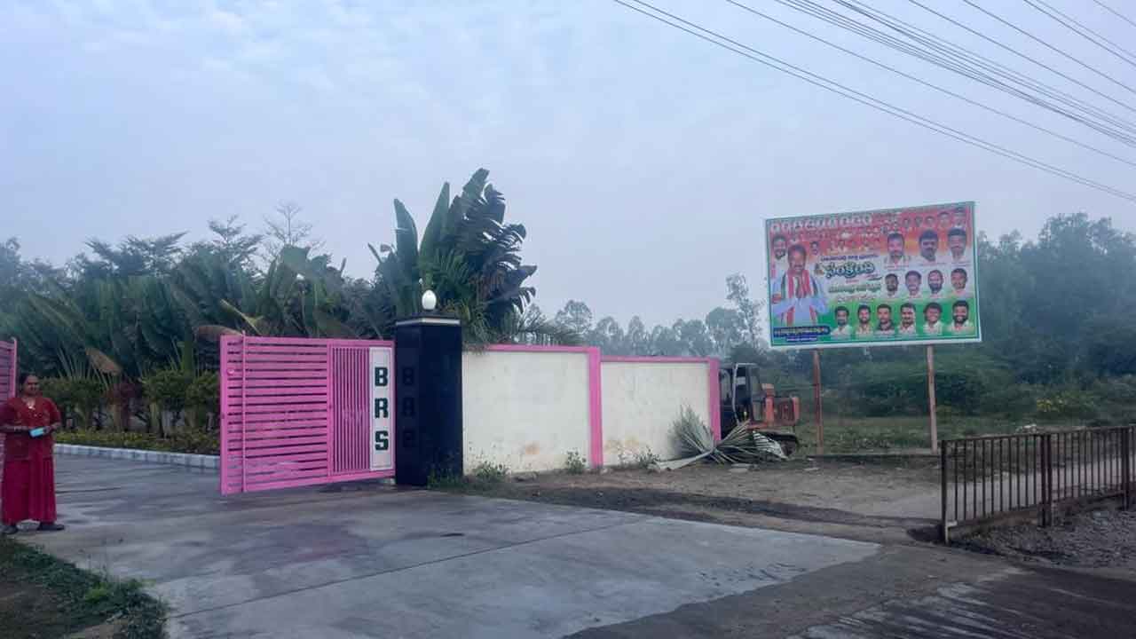 BRS Flexes | జయశంకర్‌ జిల్లాలో కాంగ్రెస్‌ నాయకుల దౌర్జన్యం.. బీఆర్‌ఎస్‌ ఫ్లెక్సీలు తొలగింపు