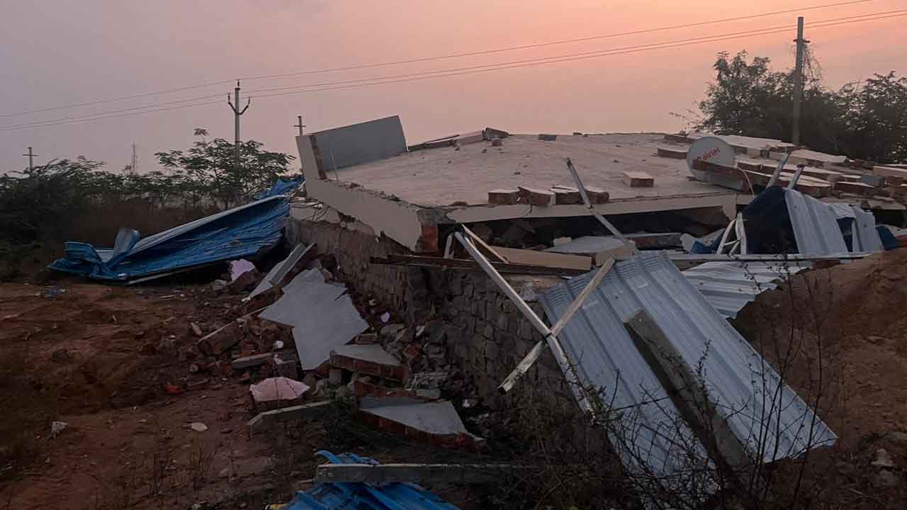 BRS Party Office | అర్ధరాత్రి కాంగ్రెస్‌ అరాచకం.. మల్లాపురంలో బీఆర్ఎస్ పార్టీ కార్యాలయం కూల్చివేత