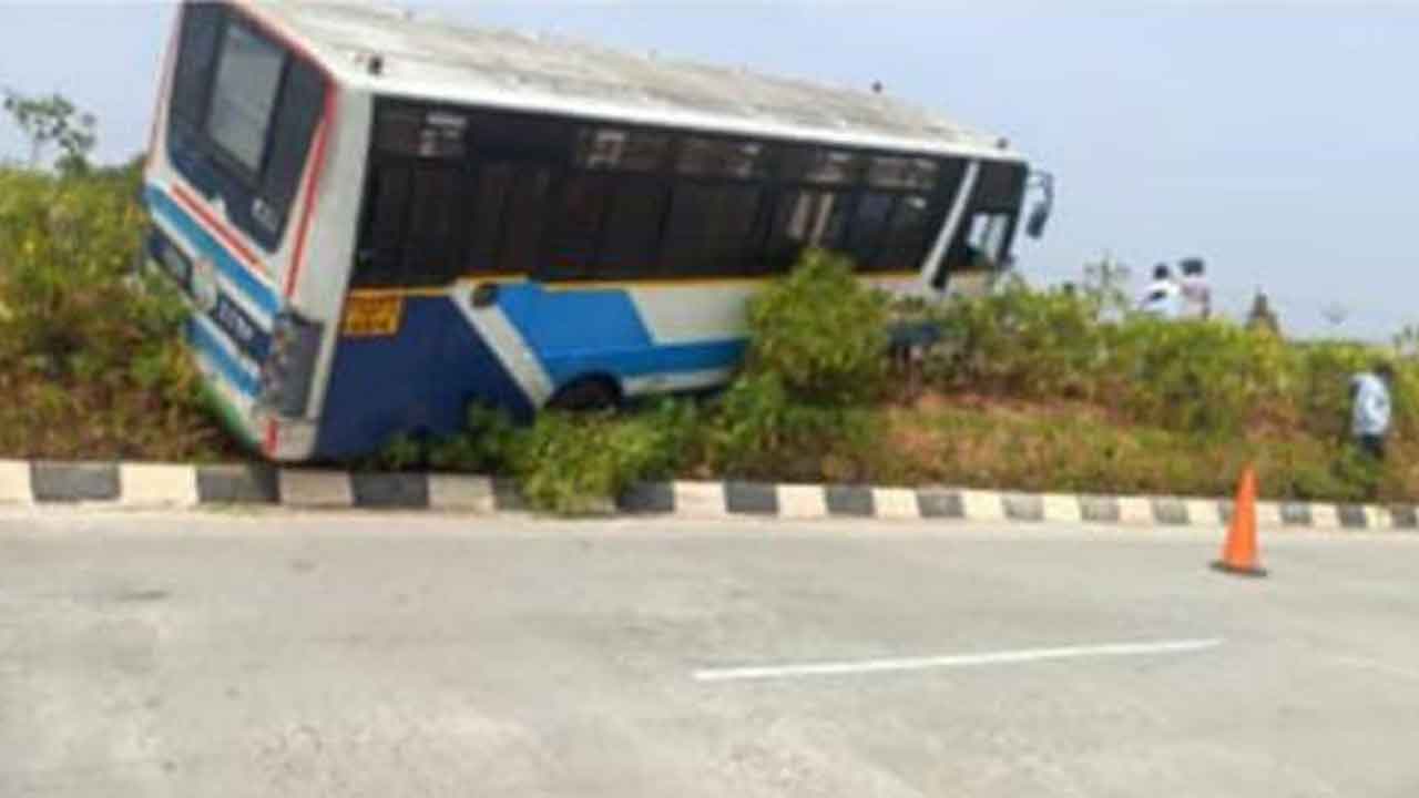 RTC bus | డివైడర్పై దూసుకెళ్లిన ఆర్టీసీ బస్సు.. తృటిలో తప్పిన పెను ప్రమాదం
