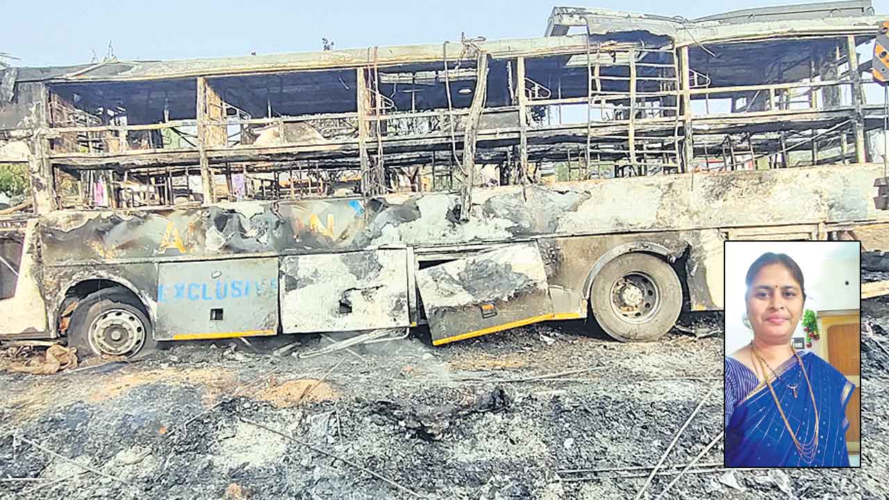 ట్రావెల్‌ బస్సులో మంటలు.. మహిళ సజీవదహనం