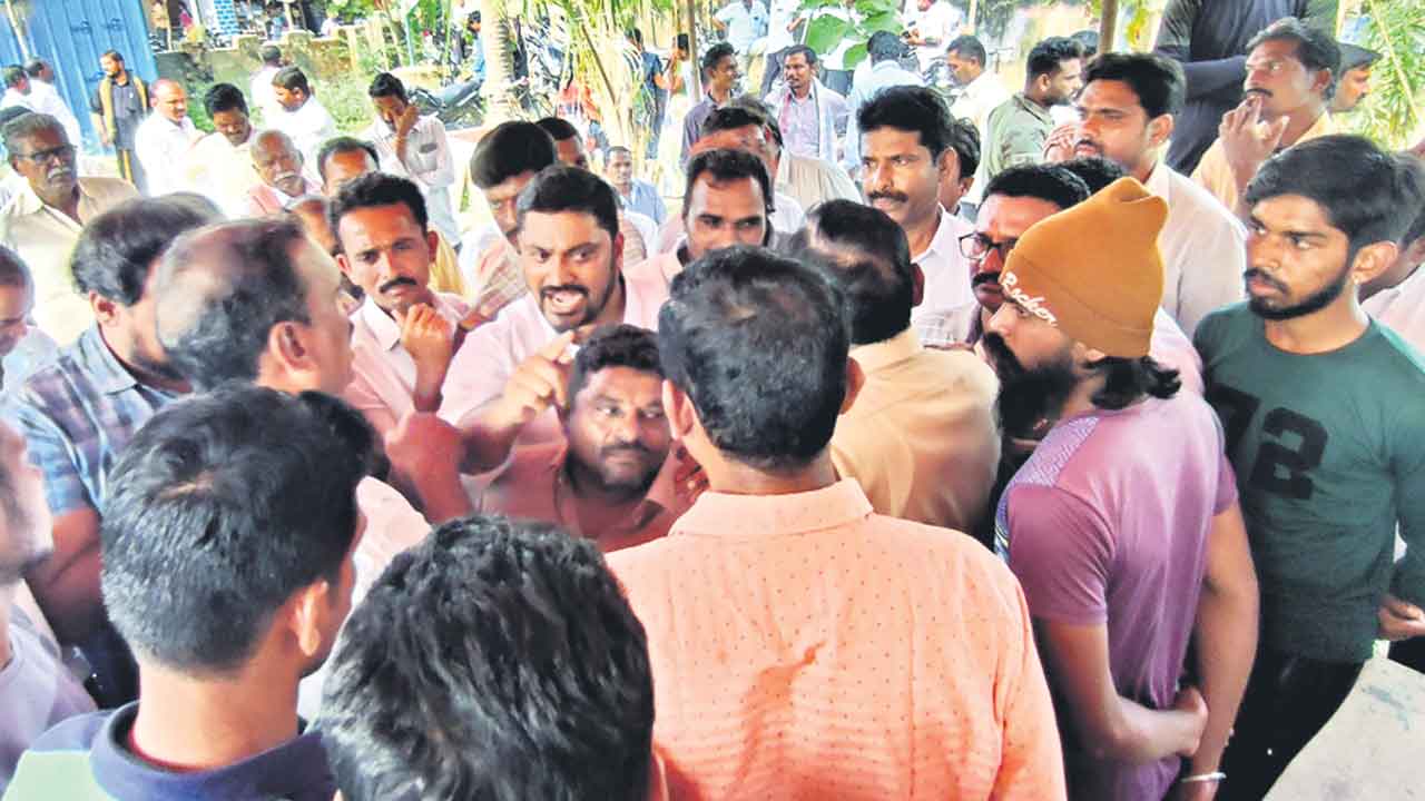 వీధికెక్కిన కాంగ్రెస్‌ వర్గపోరు