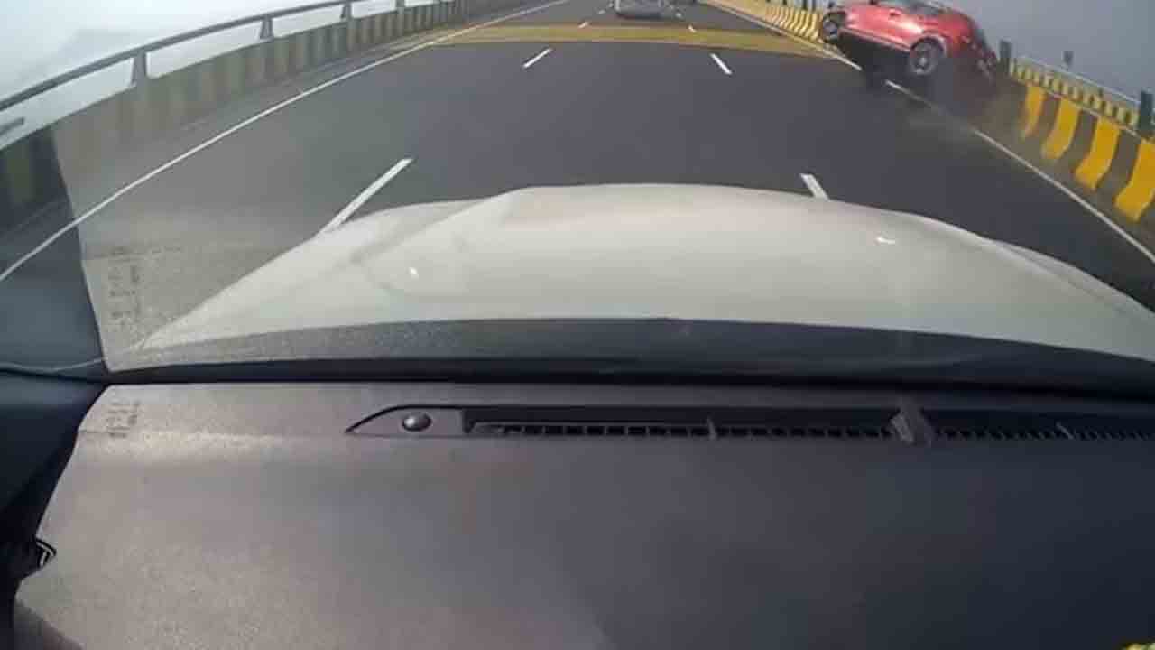 Atal Setu | అట‌ల్ సేతు బ్రిడ్జిపై ప‌ల్టీలు కొట్టిన కారు.. ఐదుగురికి గాయాలు