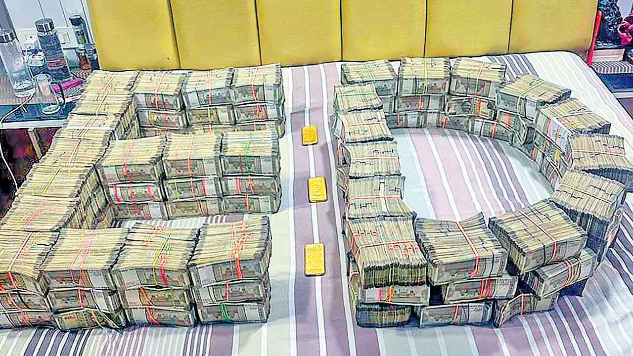 నోట్ల కట్టలు.. తూటాల మూటలు