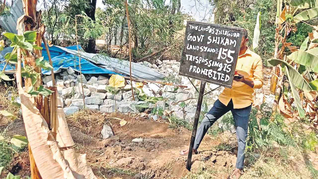 చందన చెరువు శిఖంలో కబ్జాల తొలగింపు