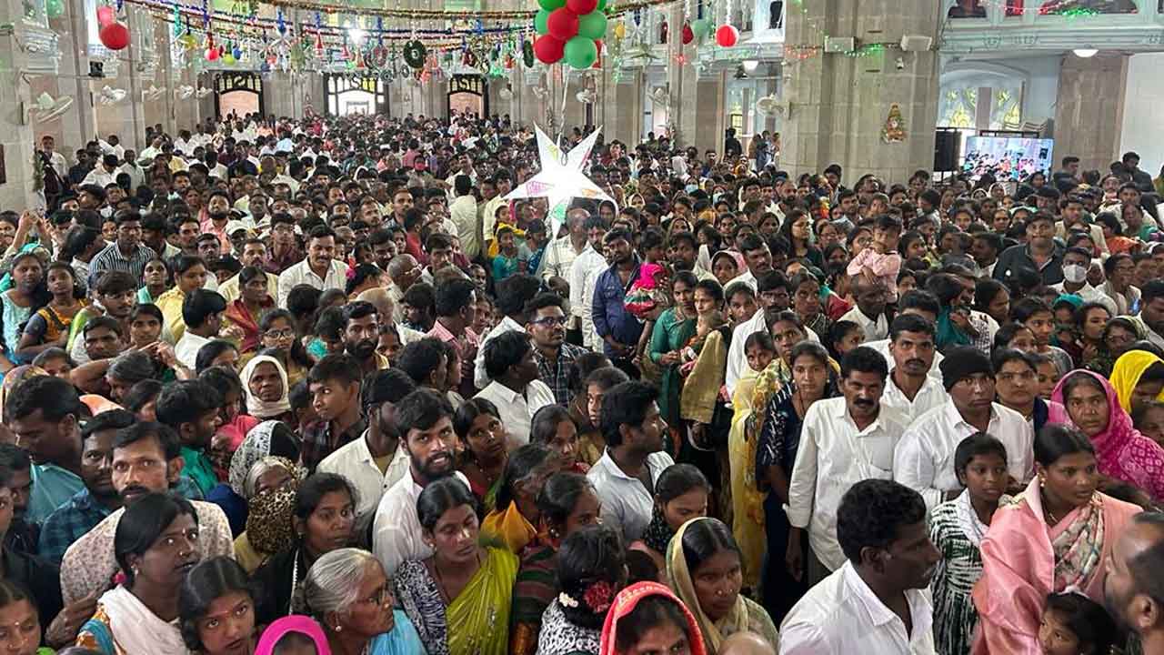 Medak Church | భక్తులతో కిటకిటలాడిన మెదక్‌ చర్చి