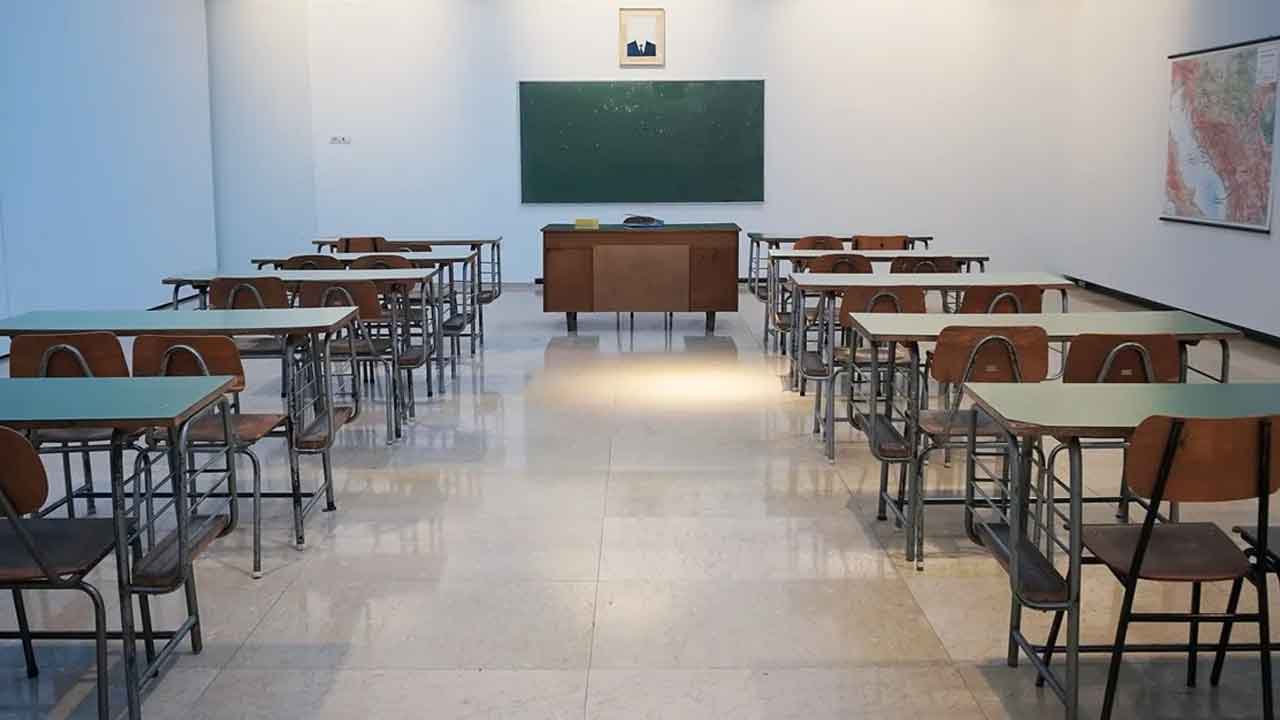 Teacher Thrashes Students | కాళ్ల మీదపడి మొక్కనందుకు.. విద్యార్థులను కర్రతో   కొట్టిన టీచర్