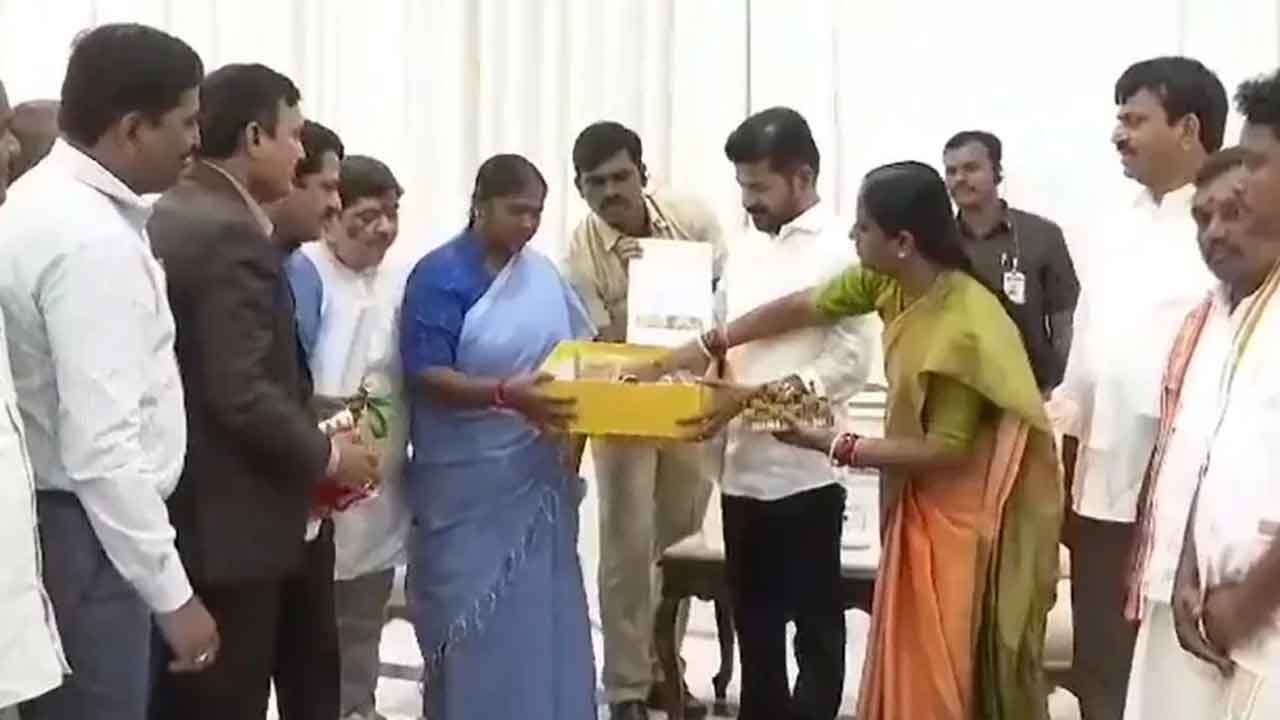 మేడారం పోస్టర్‌ ఆవిష్కరించిన సీఎం