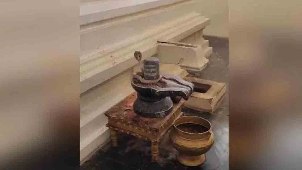 Huzurabad | రామాల‌యంలోని శివ‌లింగం చుట్టూ నాగుపాము.. భ‌క్తులు ప్ర‌త్యేక పూజ‌లు