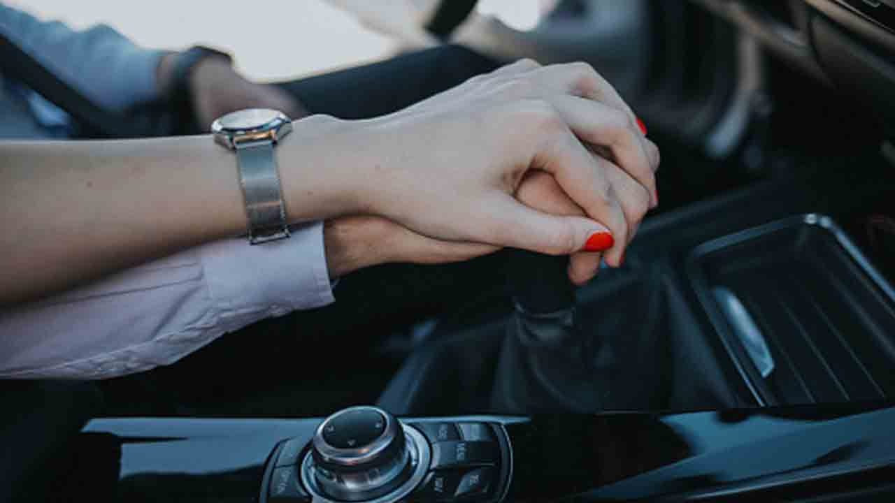 Romance | బరితెగించిన ప్రేమజంట‌.. కారులో న‌గ్నంగా రొమాన్స్.. ఆ త‌ర్వాత ఏం జ‌రిగిందంటే..?