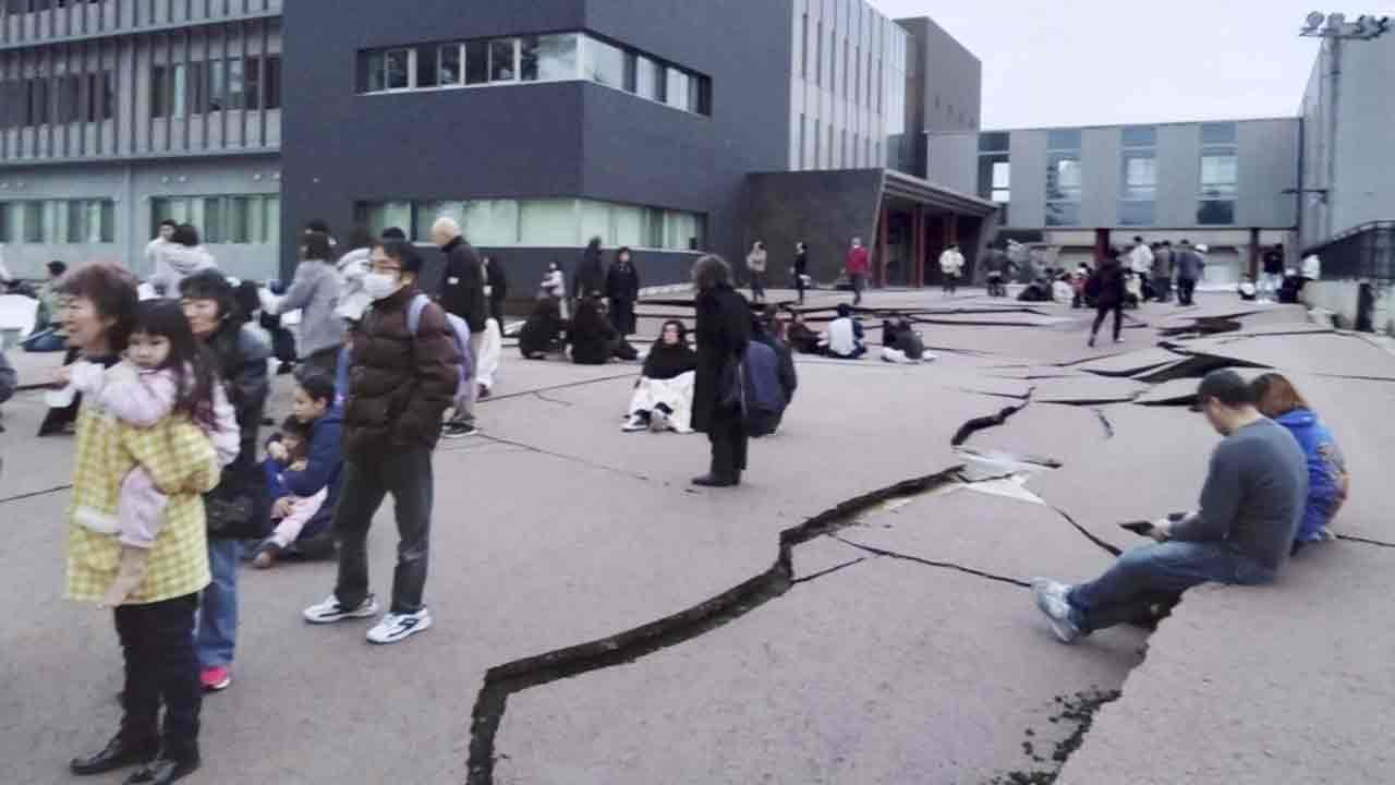 Japan Earthquake: భారీగా భూమికి ప‌గుళ్లు.. 33వేల ఇండ్ల‌కు ప‌వ‌ర్ క‌ట్‌..  భూకంపంతో జ‌పాన్‌లో సునామీ