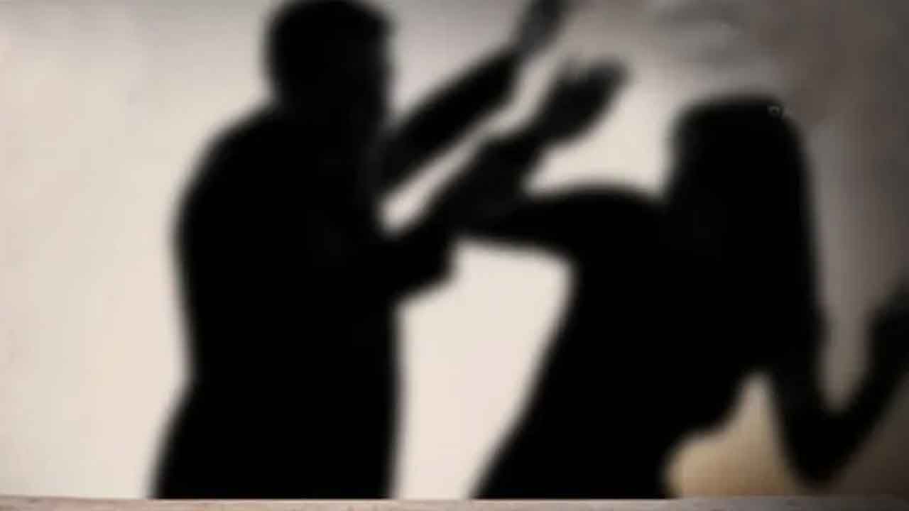 Woman cheated | ఉద్యోగాల పేరుతో రూ.60 లక్షల మోసం?.. సూర్యాపేటలో మహిళపై దాడి