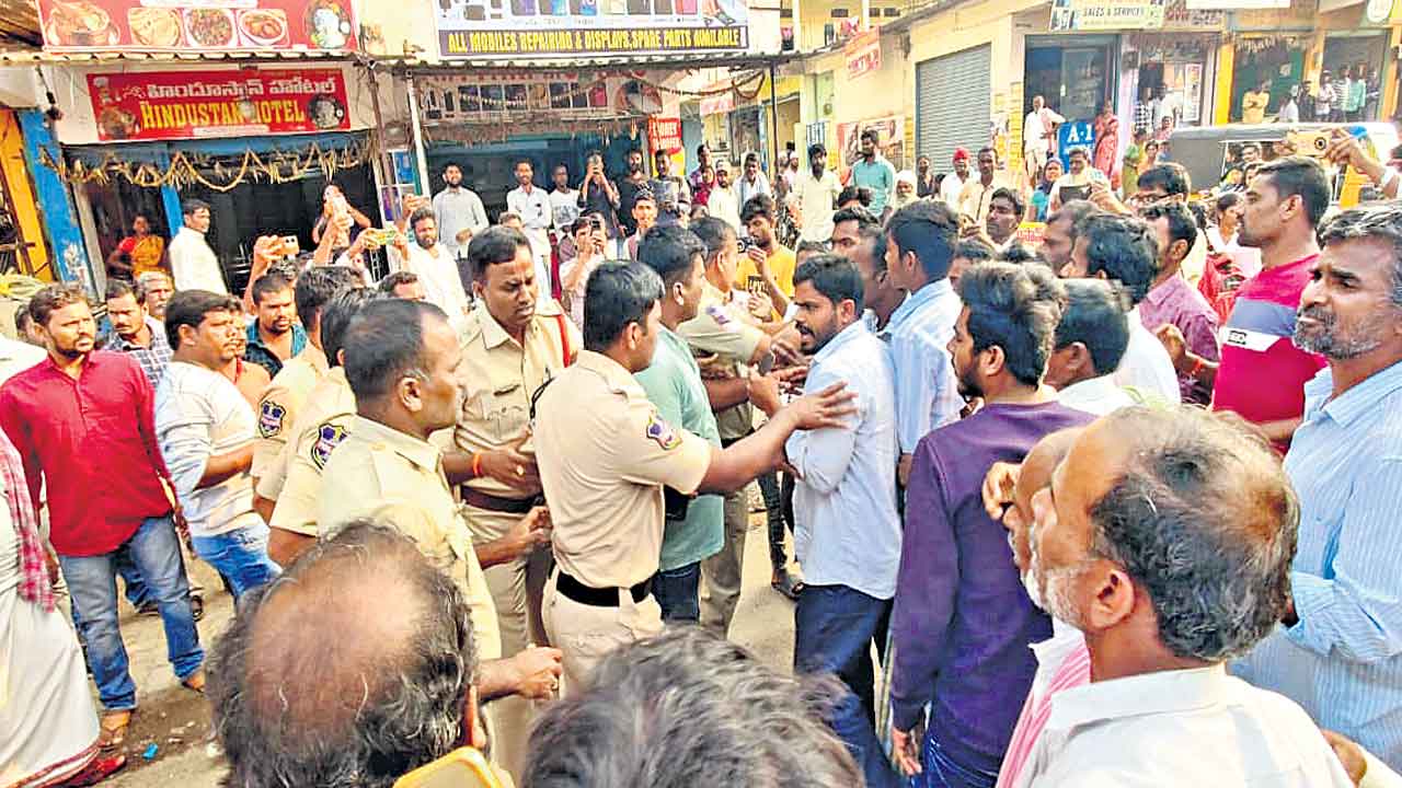 రోడ్డెక్కిన పల్లి రైతు