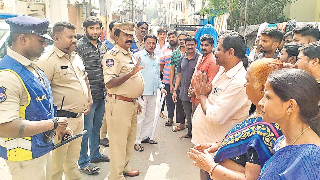 సైబర్‌ క్రైమ్స్‌ పై బస్తీల్లో అవగాహన