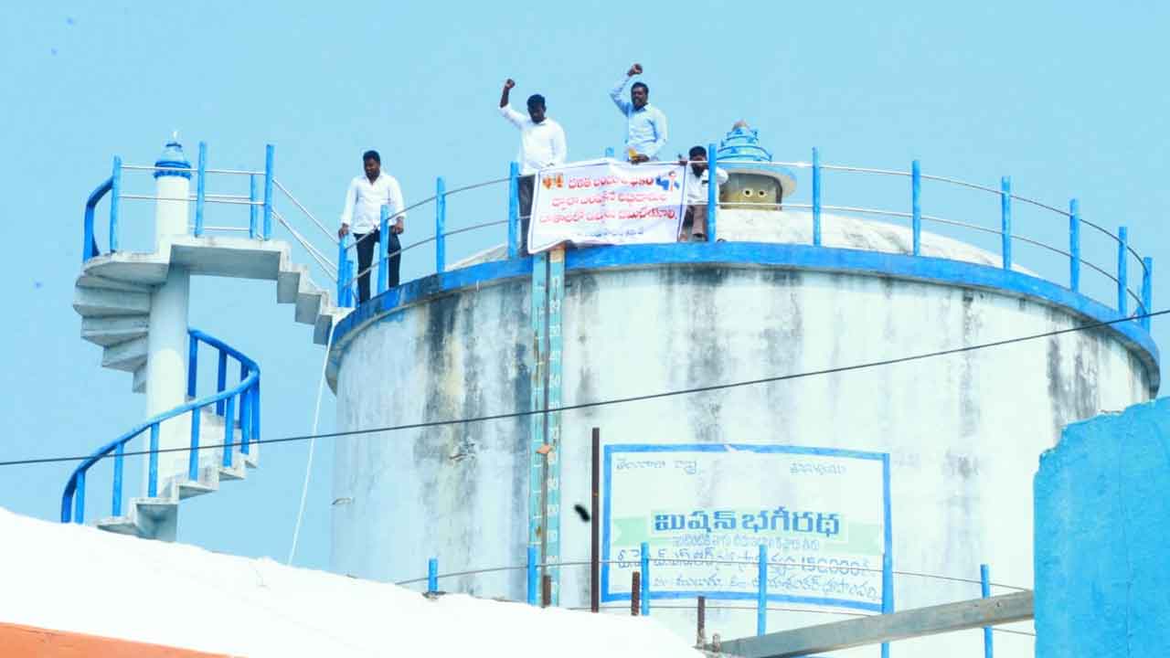 Mulugu | దళిత బంధు ఇవ్వాల్సిందే.. వాటర్ ట్యాంక్‌ ఎక్కి నిరసన తెలిపిన లబ్ధిదారులు